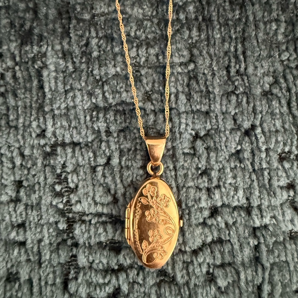 Shane Co. solid gold Rose Gold Floral Locket Necklace - Picture 4 of 13